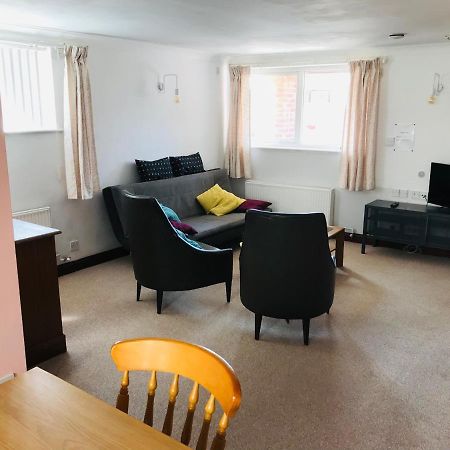 Cosy House, 3 Bedrooms, Private Parking, Wifi, Patio NWI Eksteriør billede