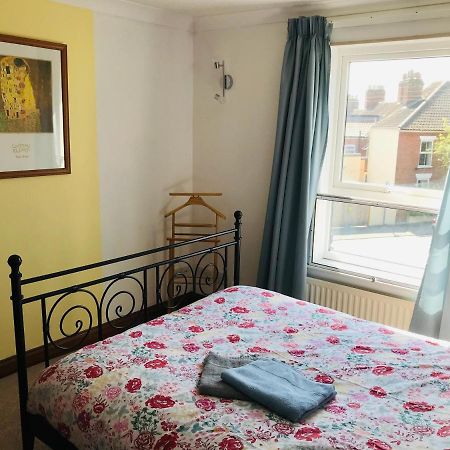 Cosy House, 3 Bedrooms, Private Parking, Wifi, Patio NWI Eksteriør billede