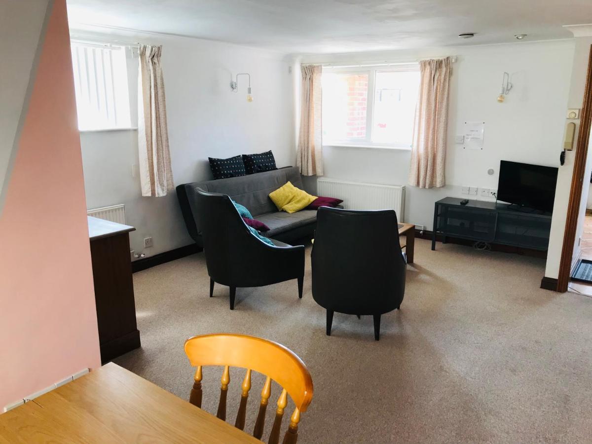 Cosy House, 3 Bedrooms, Private Parking, Wifi, Patio NWI Eksteriør billede