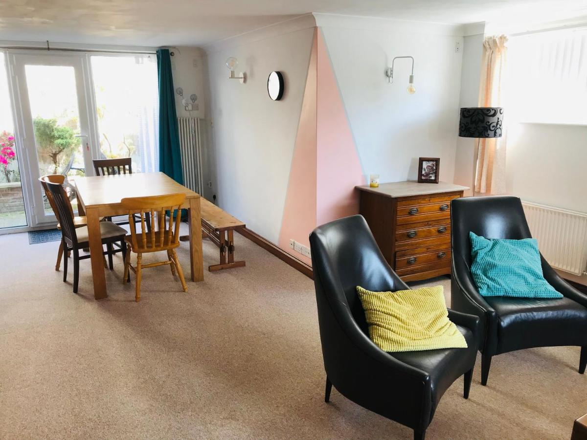 Cosy House, 3 Bedrooms, Private Parking, Wifi, Patio NWI Eksteriør billede