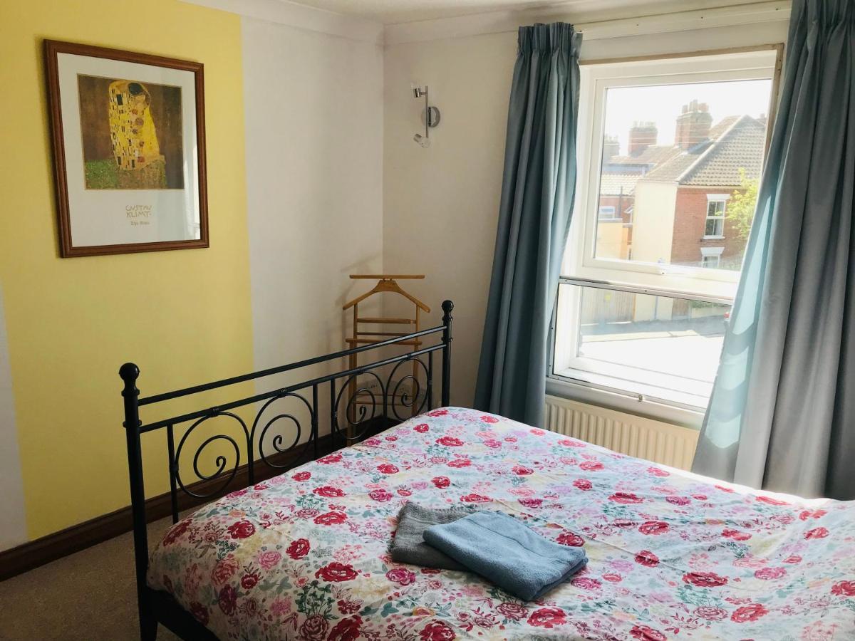 Cosy House, 3 Bedrooms, Private Parking, Wifi, Patio NWI Eksteriør billede