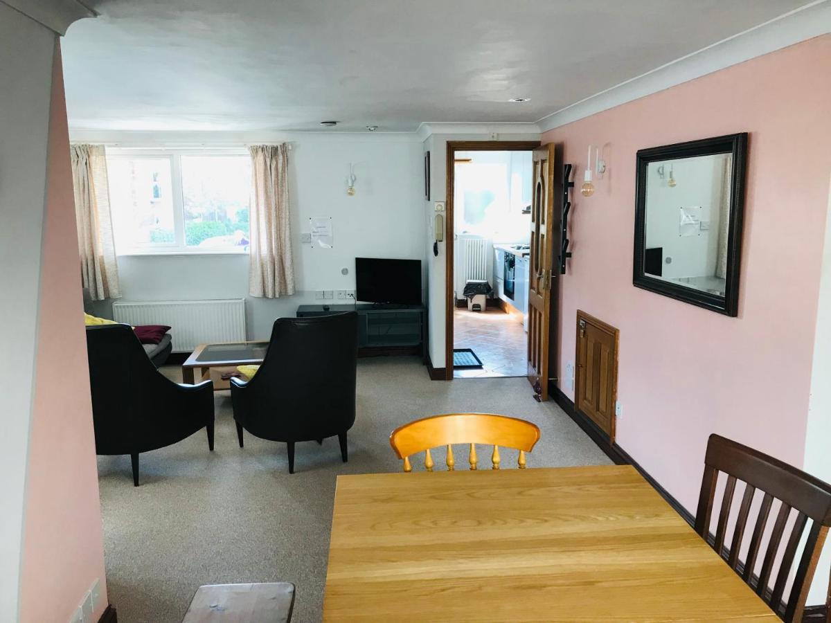 Cosy House, 3 Bedrooms, Private Parking, Wifi, Patio NWI Eksteriør billede